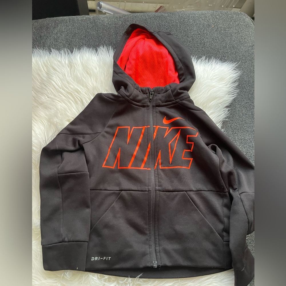 Sweatshirt with zipper. Nike boy size XS.
